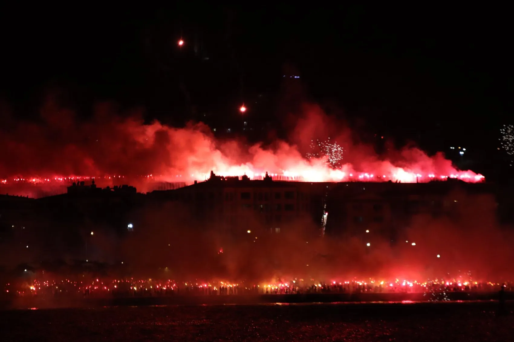 Göztepe taraftarı kulübün 101’inci yaşını meşalelerle kutladı
