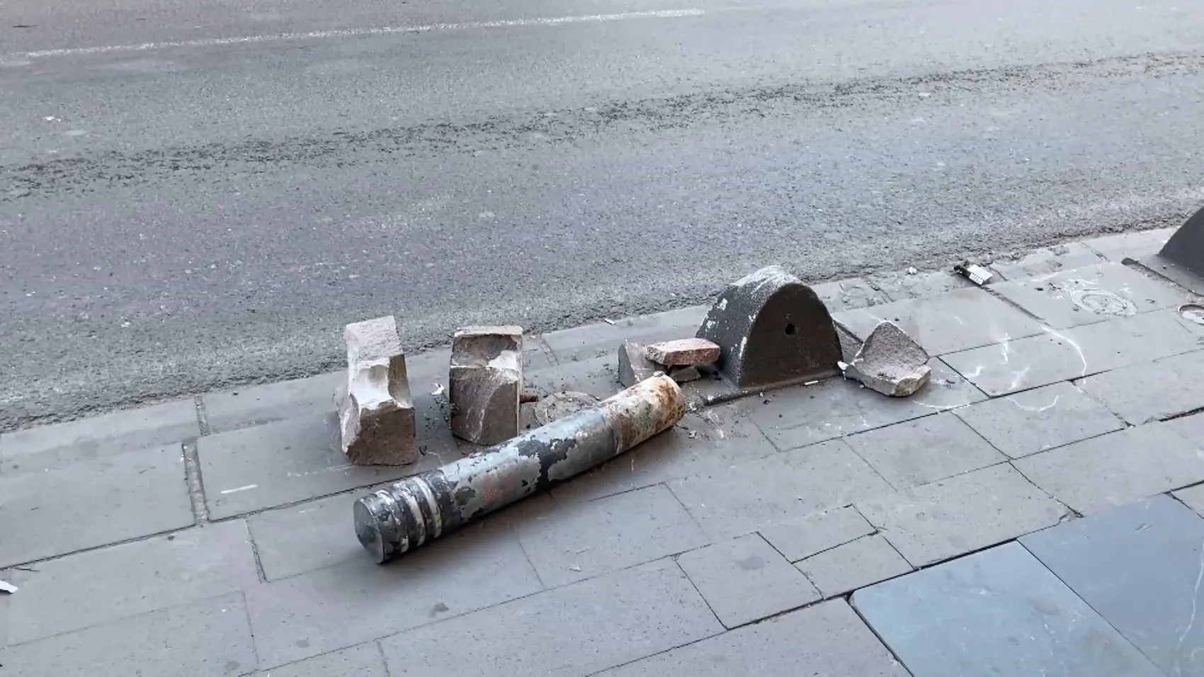 Küçükçekmece’de kaldırımdaki yayaya otomobil çarptı