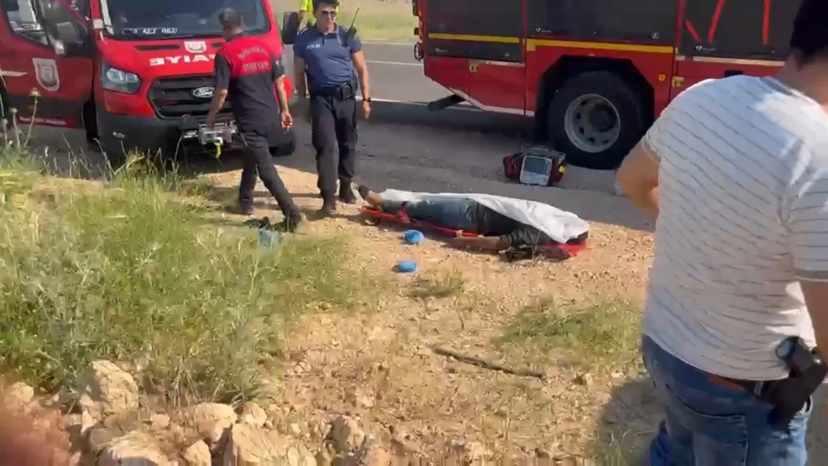 Viranşehir yolunda ağır kaza Kamyonun altına giren araçta can pazarı