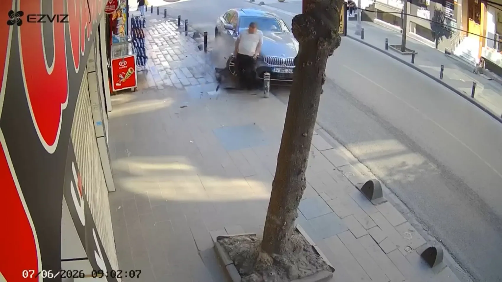Küçükçekmece’de kaldırımdaki yayaya otomobil çarptı