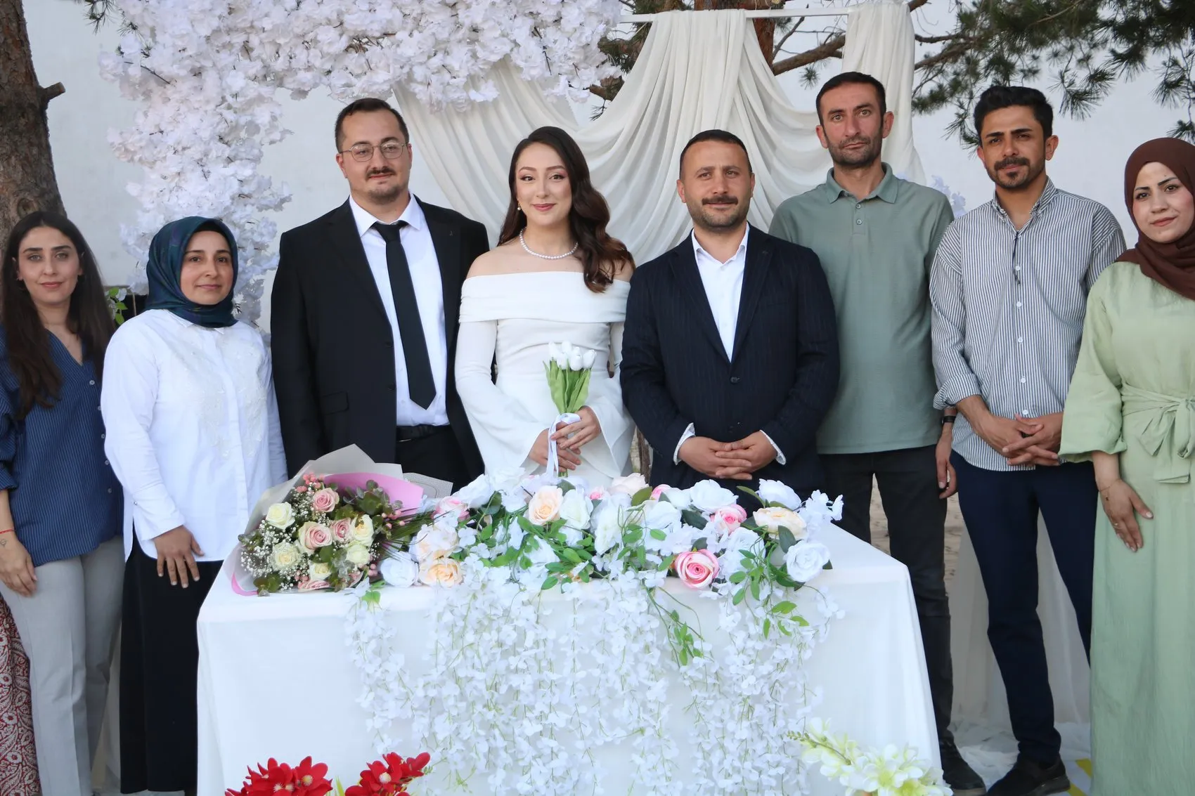 Yüksekovalı öğretmen çift nikah masasını okul bahçesine taşıdı