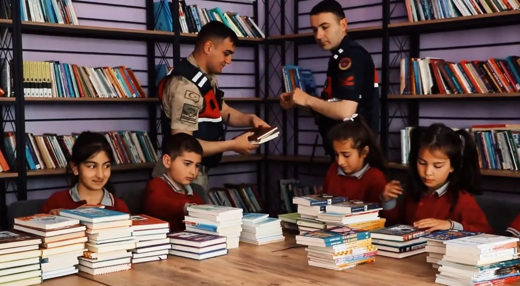 Tunceli'deki köy okullarına kitap desteği