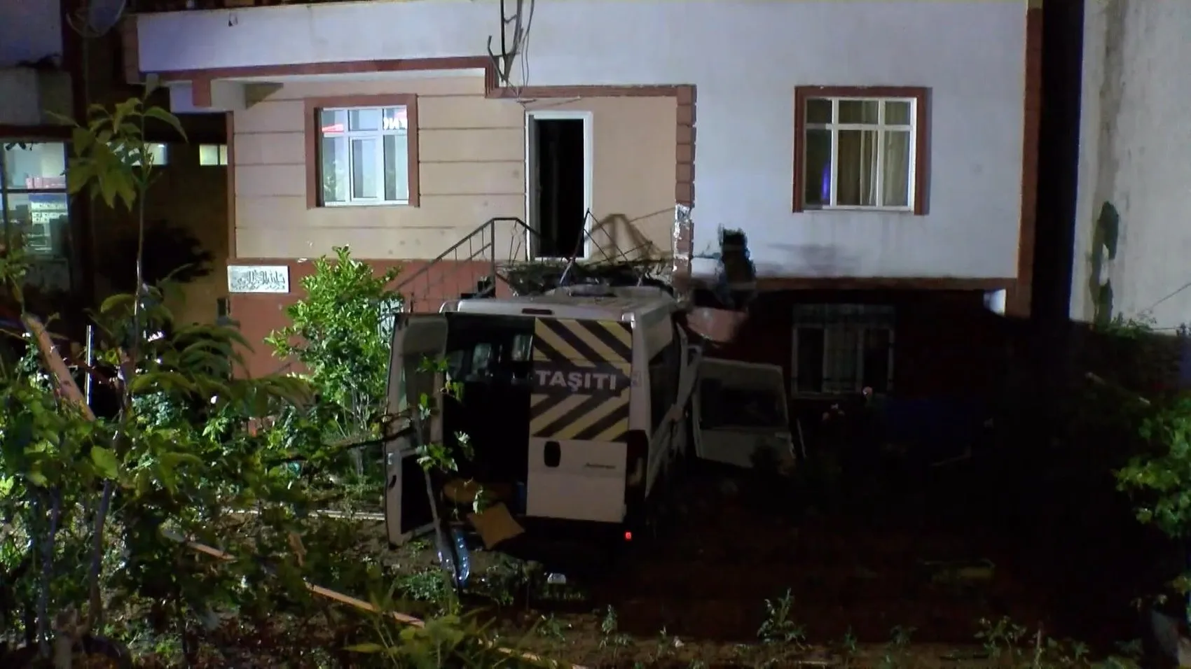 Çekmeköy'de kontrolden çıkan servis minibüsü bahçeye uçtu