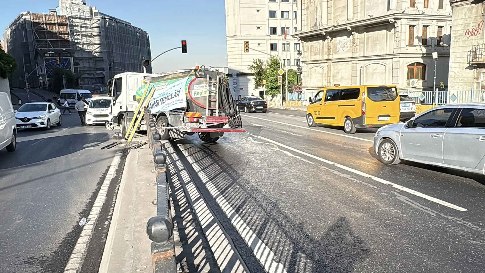 Beyoğlu’nda sabah mesaisi kaza ile başladı