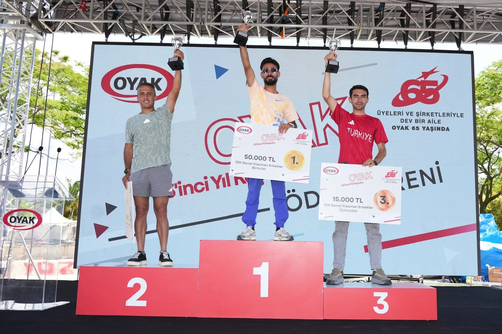 OYAK 65 yaşında İstanbul sahilinde binlerce kişiyle koştu