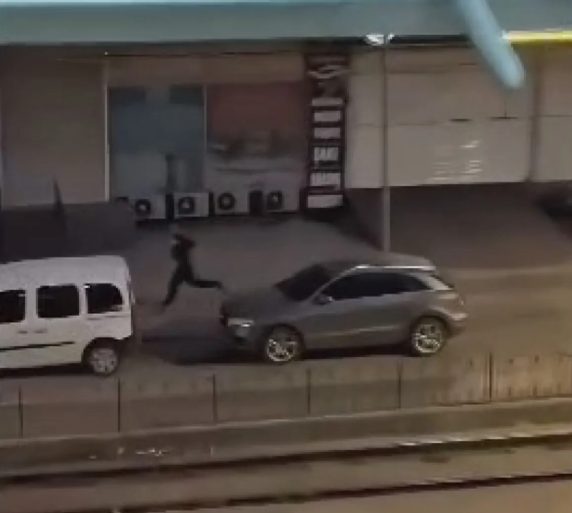 Sultangazi'de kaza sonrası otomobili bırakıp kaçtılar