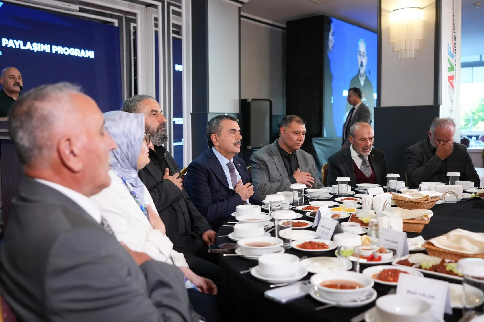 Bakan Tekin Muharrem ayı sofrasında birlik mesajı verdi