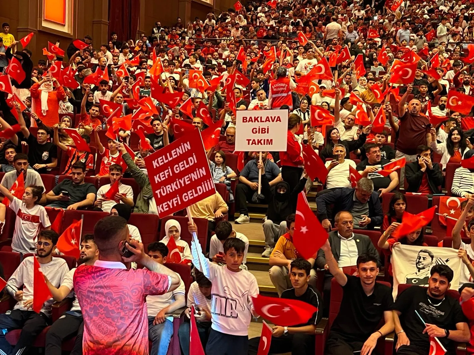 Gaziantepliler milli heyecanı dev ekranlarda yaşadı