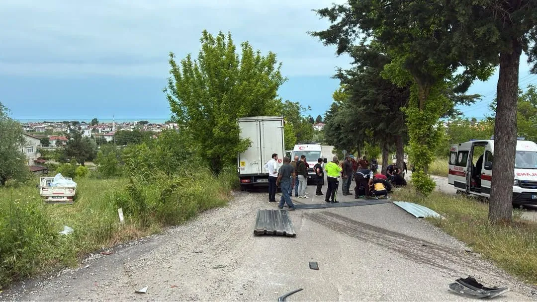 Samsun Atakumda kamyon ve kamyonet çarpıştı beş kişi yaralandı