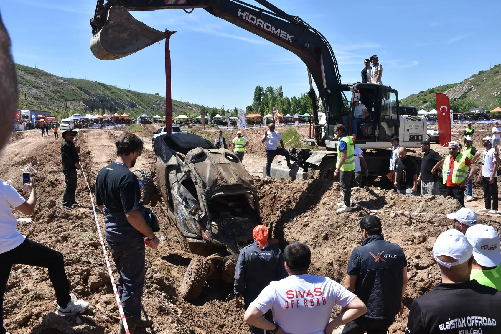 Sivas çamurlu parkurda off-road heyecanı nefes kesti