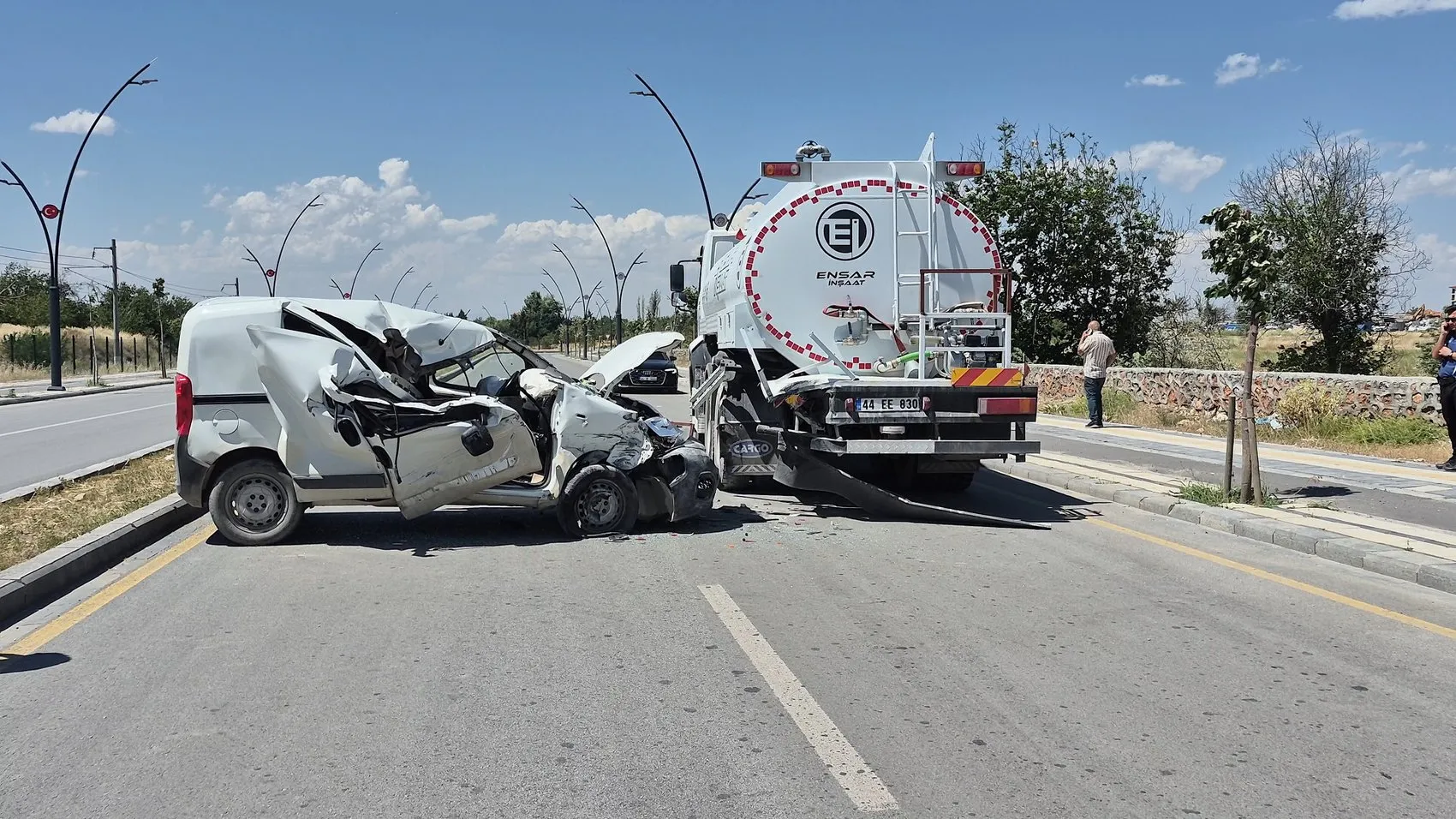 Malatya’da ağır kaza Ticari araç tankere arkadan çarptı