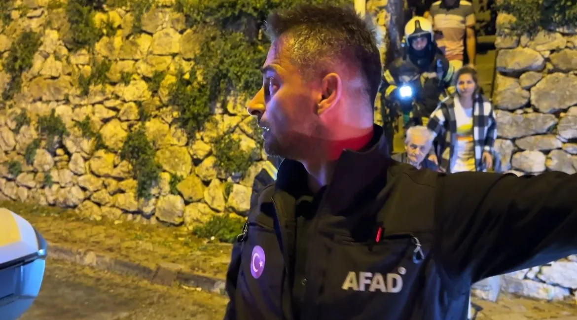 İzmit'te tavanı çöken evdeki aile son anda kurtarıldı