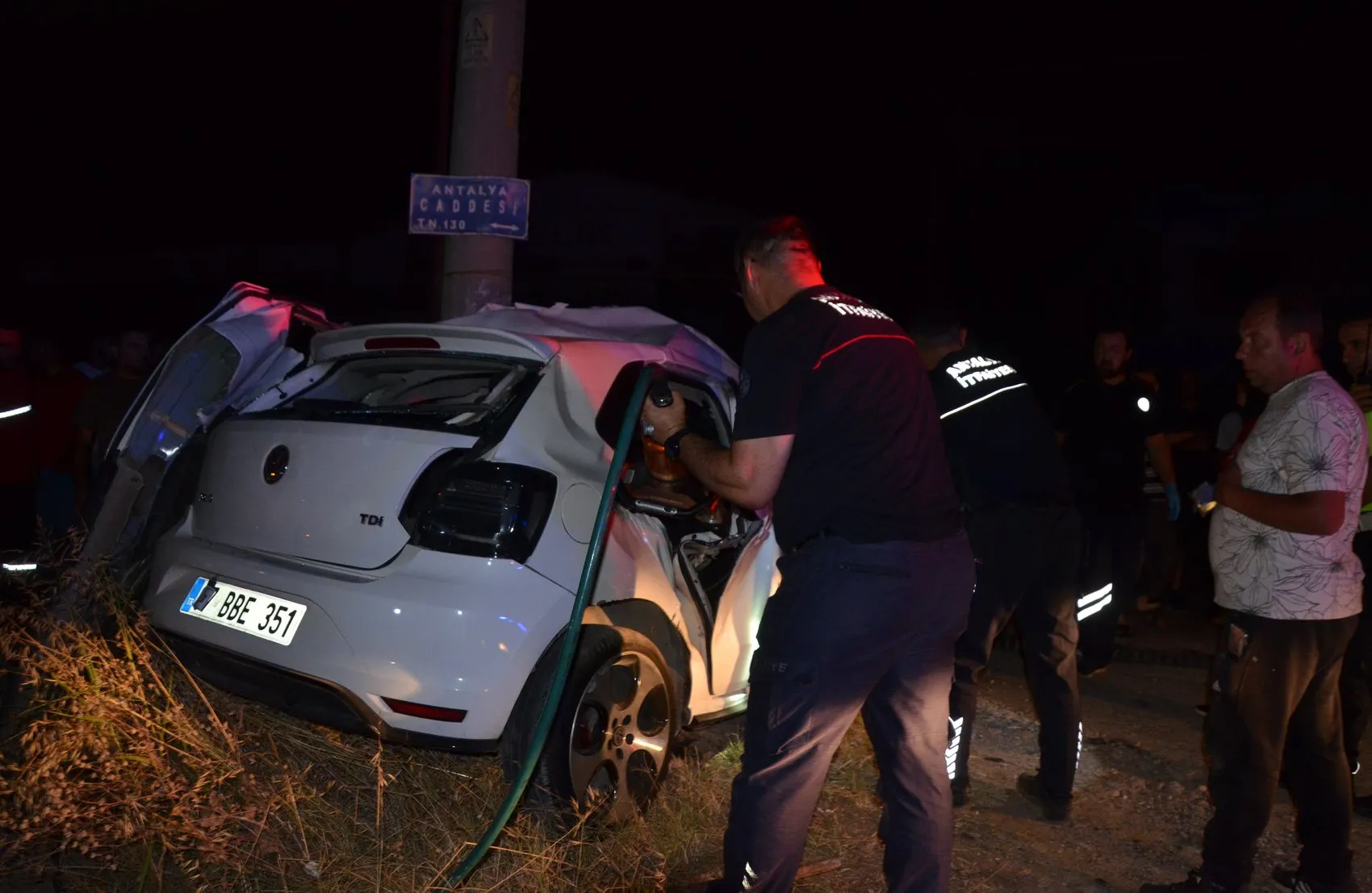 Serik’te direğe çarpan otomobilin sürücüsü hayatını kaybetti