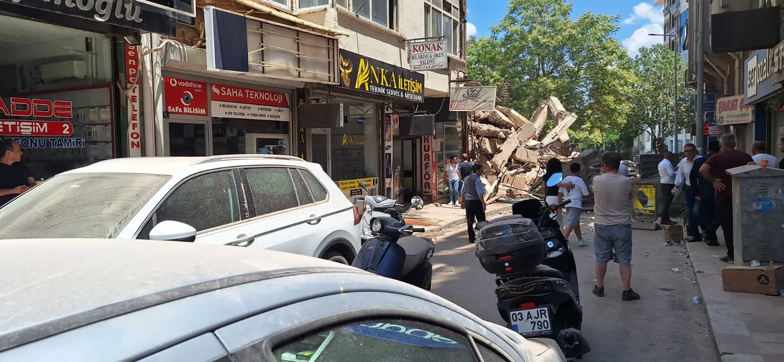 Afyonkarahisar’da yıkım çalışması sırasında dev bina çöktü