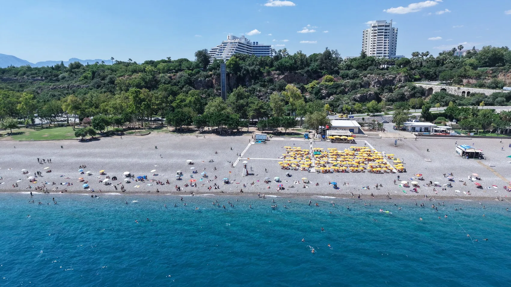 Antalya sahillerinde yazın en yoğun kalabalığı yaşanıyor