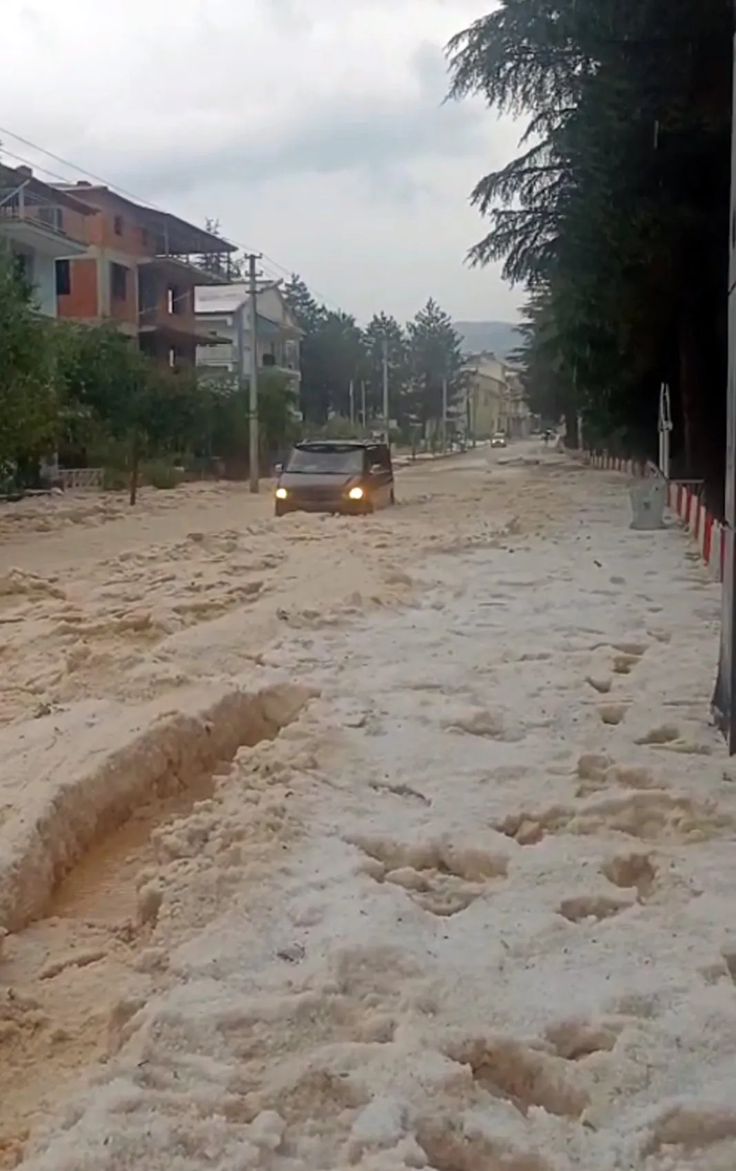 Afyon’da aniden bastıran dolu hayatı durdurdu