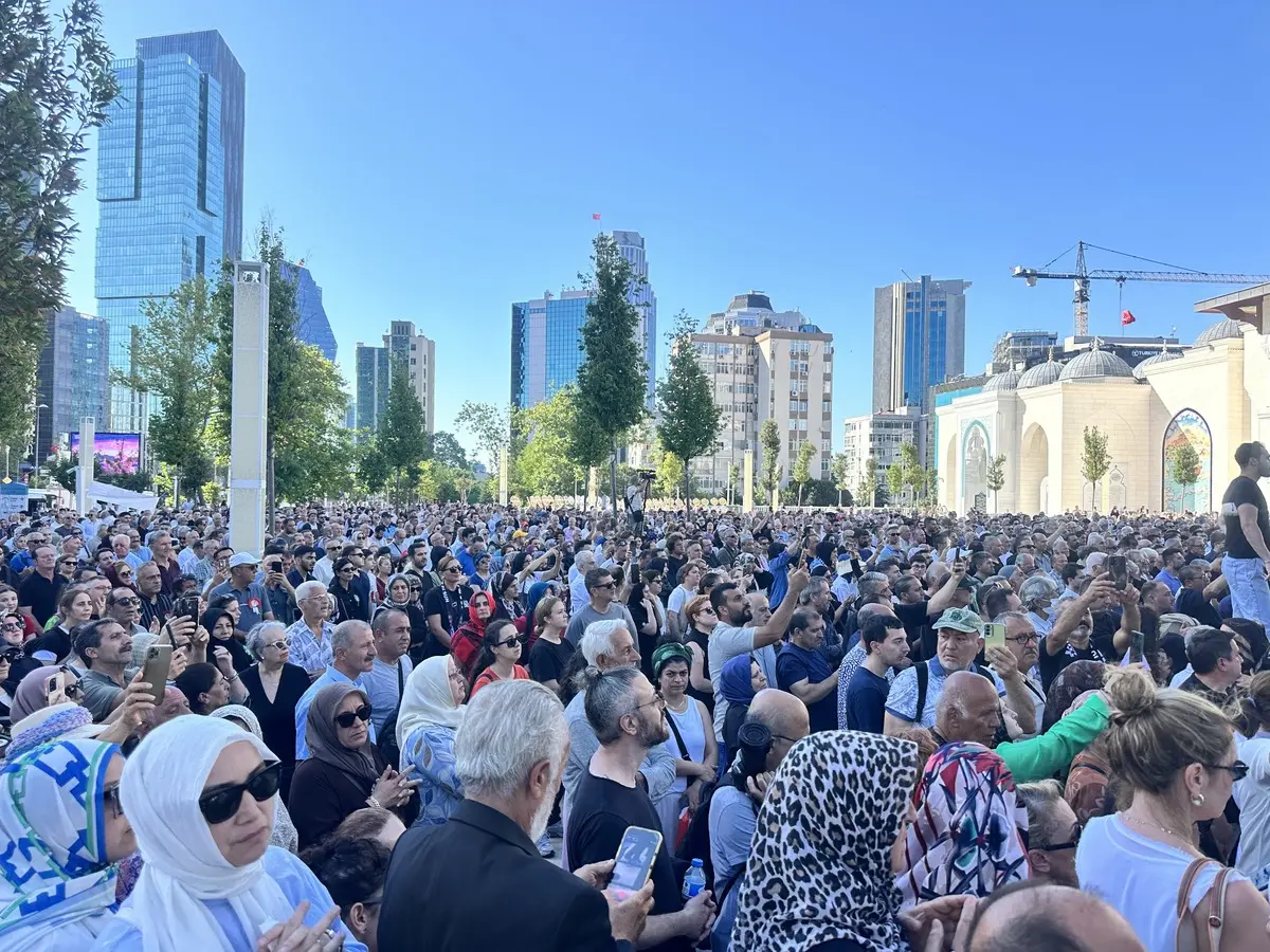 Binlerce kişi yalnız bırakmadı! Kadir İnanır son yolculuğuna böyle uğurlandı 4