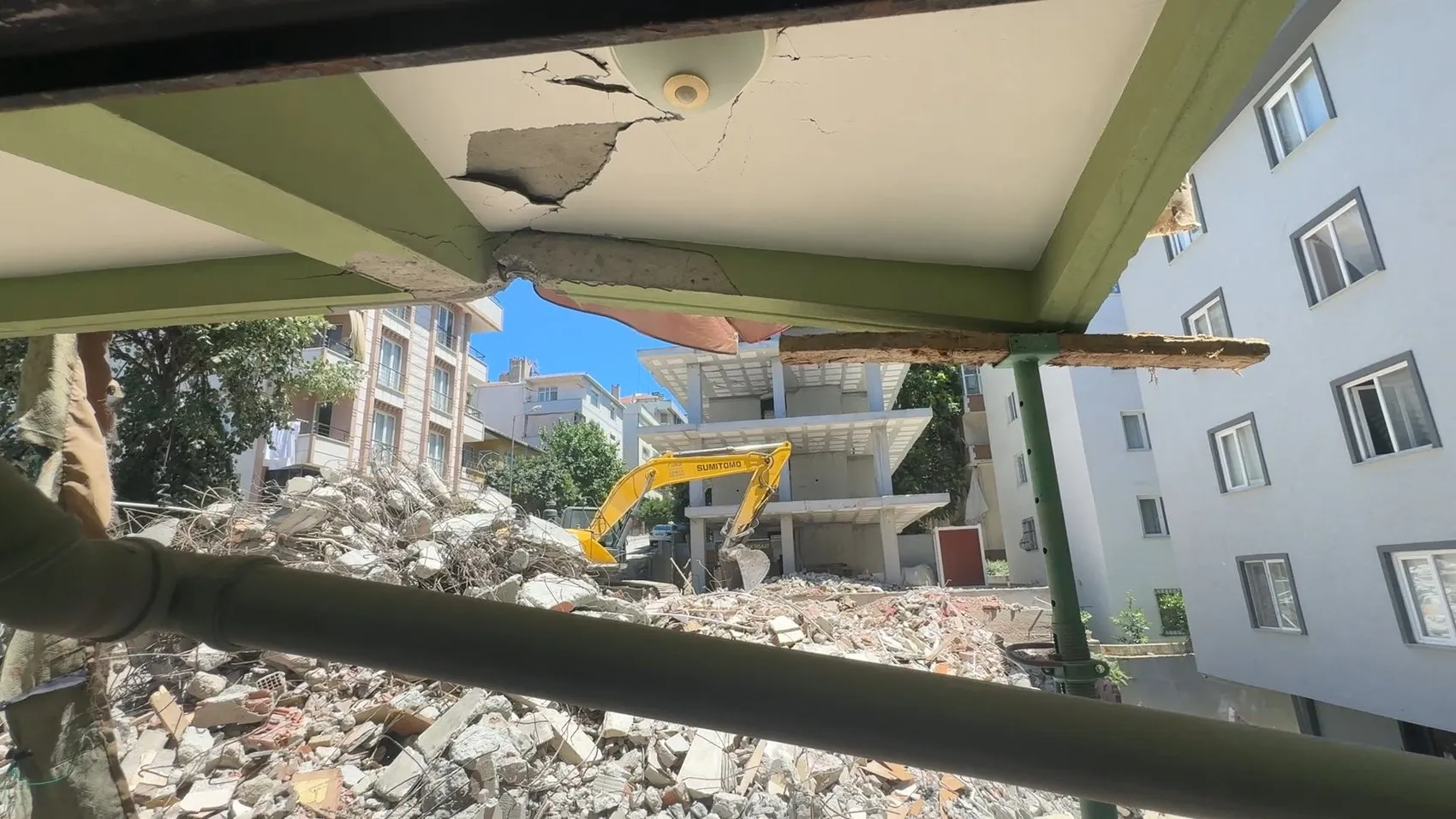Avcılar'da kentsel dönüşüm yıkımı komşu binayı vurdu