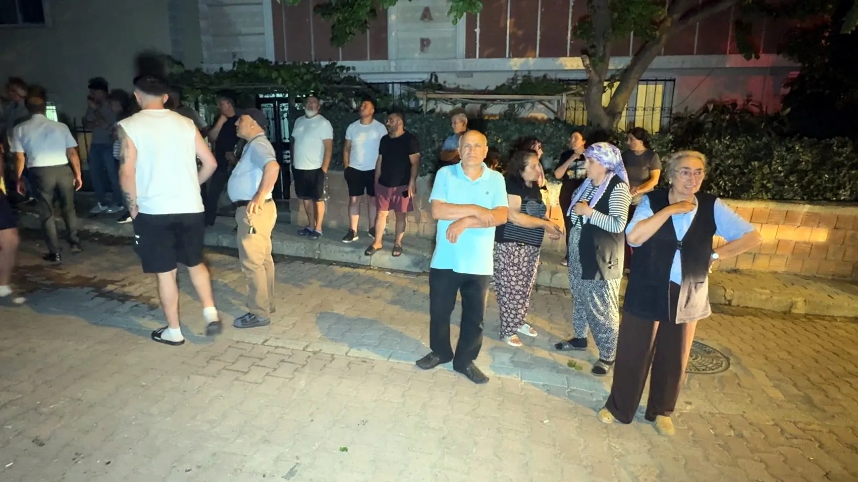 Avcılar'da gece yarısı çatı yangını paniği