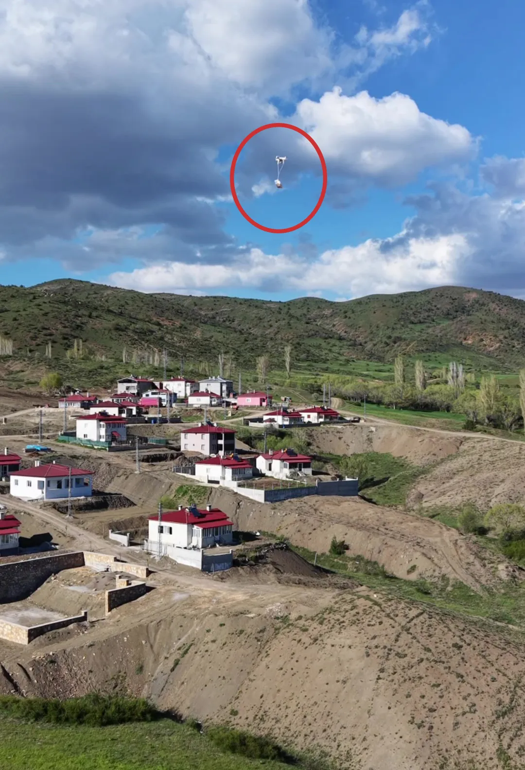 Sivaslı gençlerden meradaki çobanlara teknolojik bayram sürprizi
