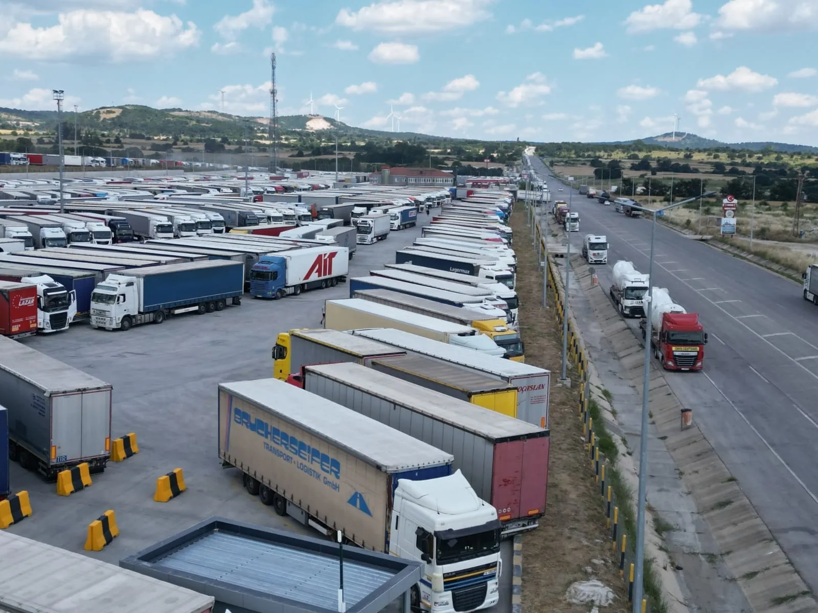 Hamzabeyli’de 20 kilometrelik TIR çilesi sürücüleri isyan ettirdi