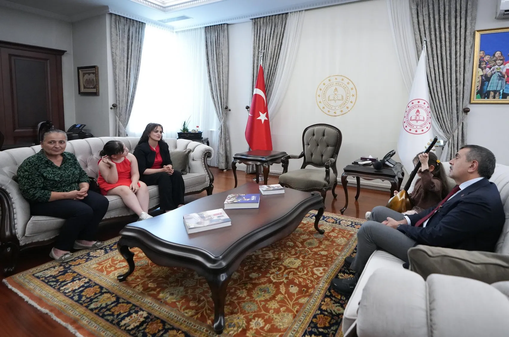 Görme engelli küçük Nil'in müzik hayali Bakan Tekin ile gerçek oldu