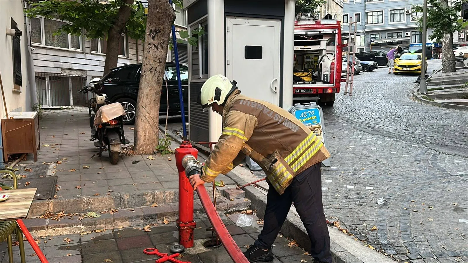 Fatih’te iş hanını dumanlar sardı