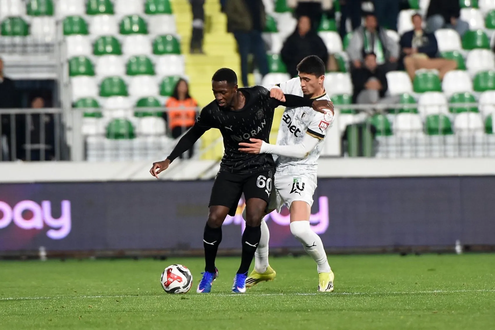 Manisa FK savunma ve orta sahayı sağlama aldı