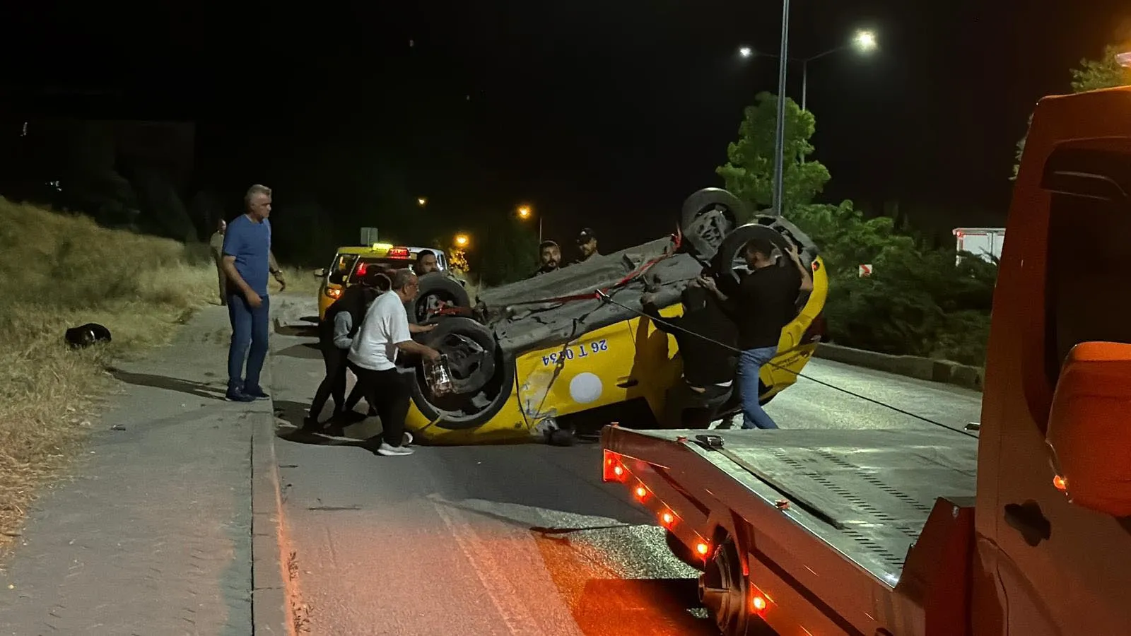 Eskişehir’de ticari araç kaldırıma çarparak devrildi