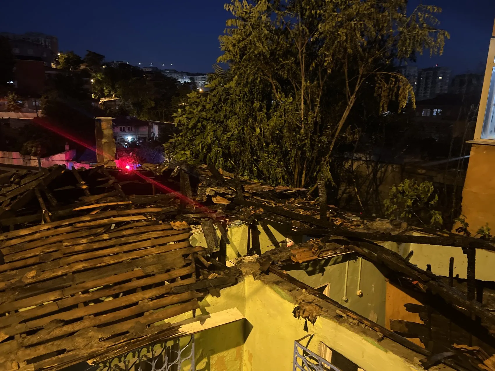 Gaziosmanpaşa'da gece yarısı çıkan yangın üç evi küle çevirdi