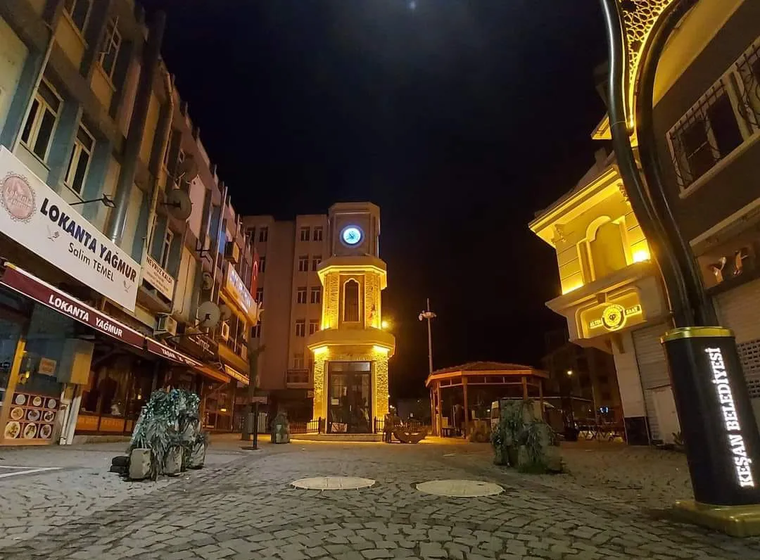 Keşan çarşısında korku dolu anlar Silahlı iki genç yakalandı