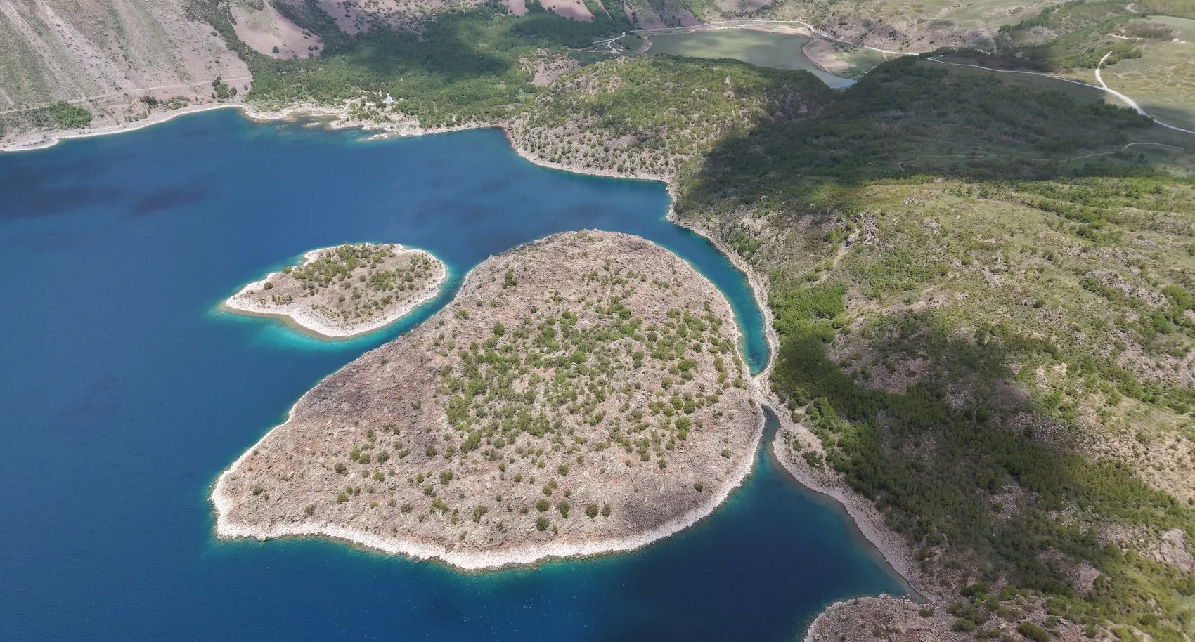 Nemrut Krater Gölü yaz sezonuyla beraber ziyaretçi akınına uğradı