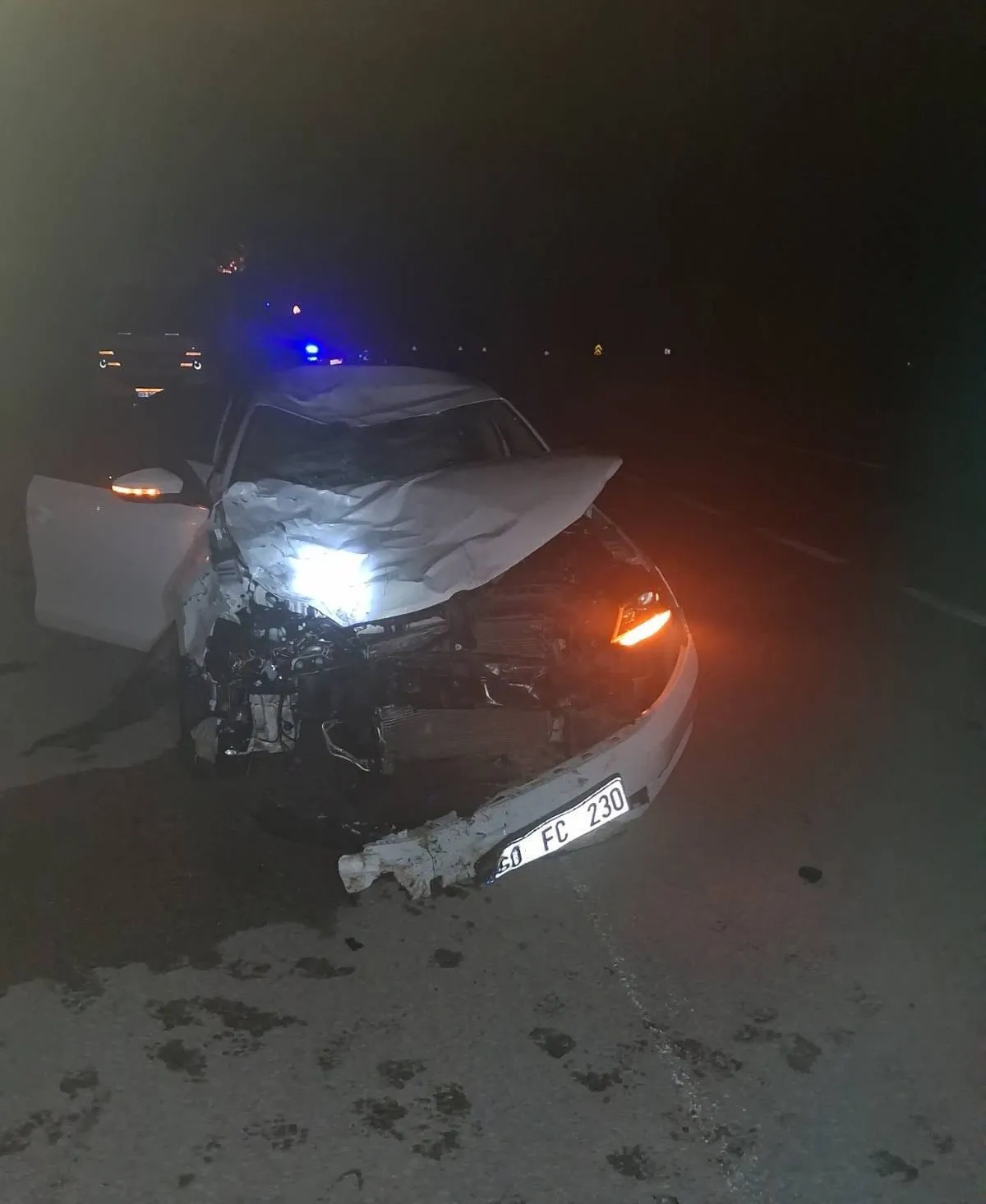 Tokat’ta park halindeki motosiklete çarpan otomobil iki can aldı