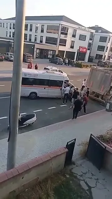 İnegöl'de servis kazası şoför ağır yaralandı