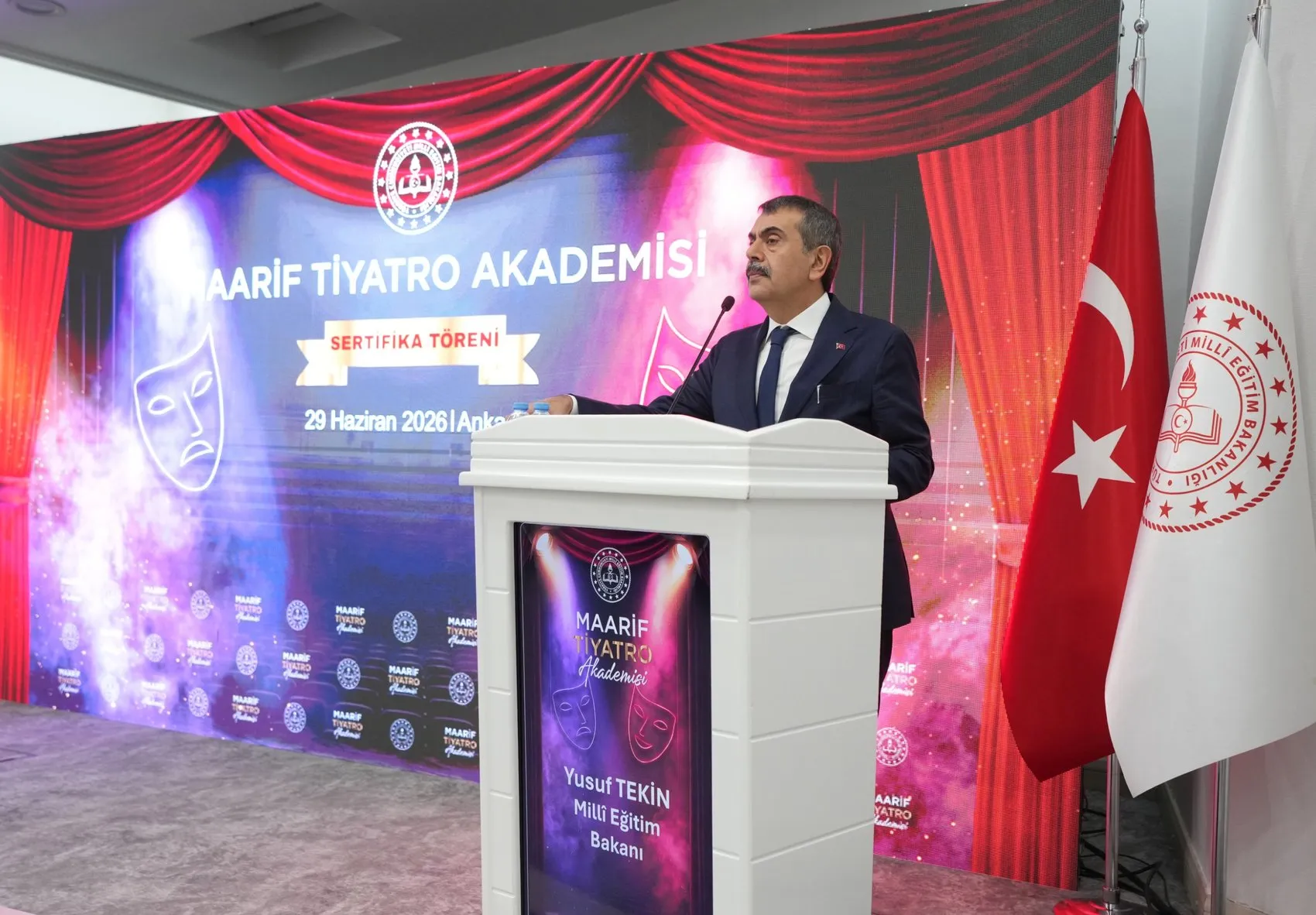 Öğretmenler tiyatro sahnesine adım attı