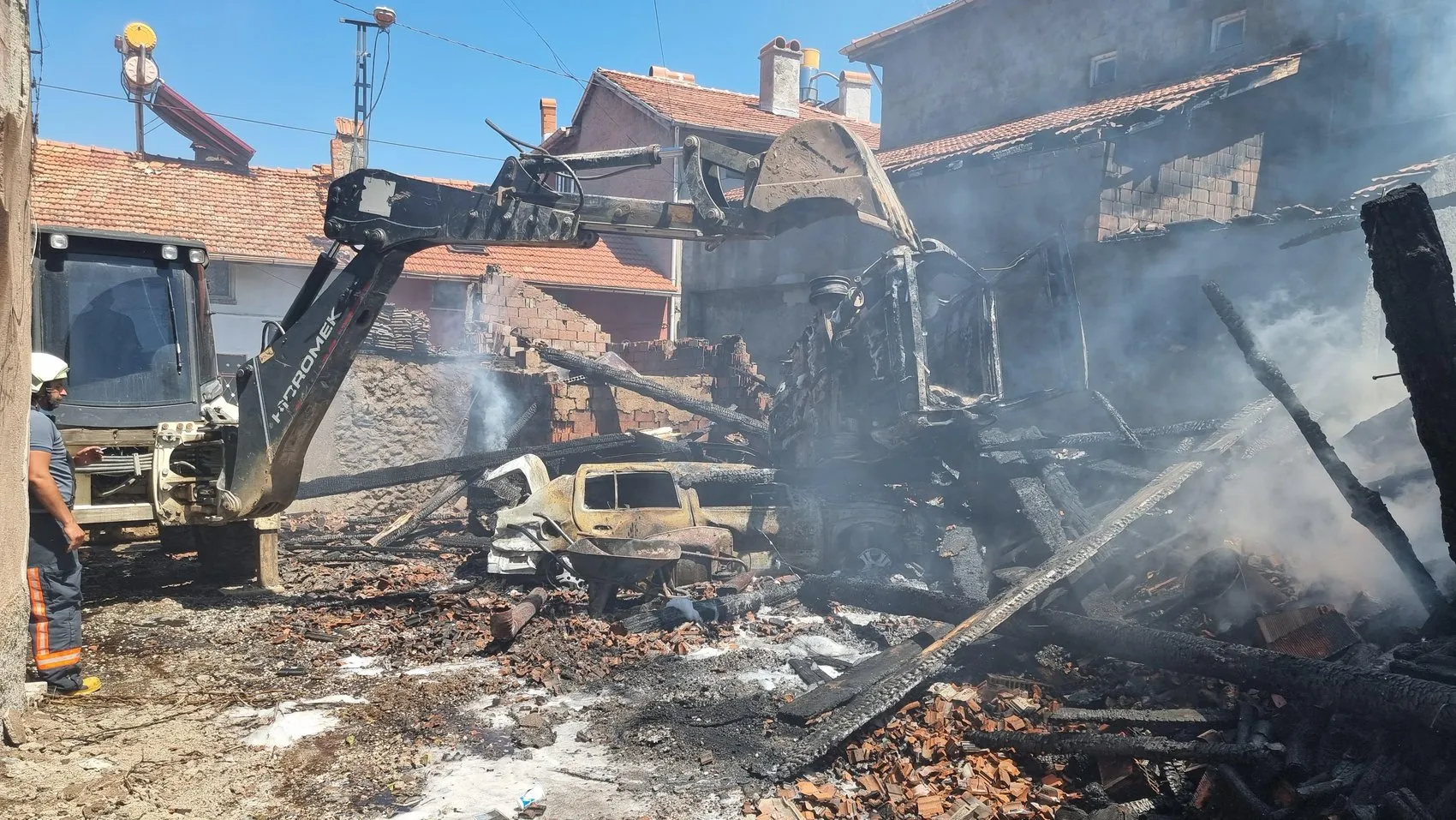 Kütahya Domaniç'te evlerin bahçesinde başlayan yangın mahalleyi birbirine kattı