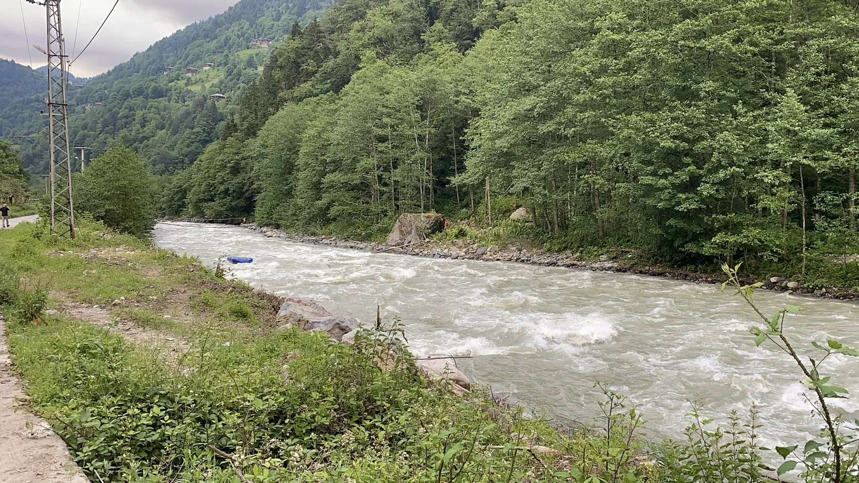 Rize’de acı kaza Kayıp genci arayan AFAD botu devrildi
