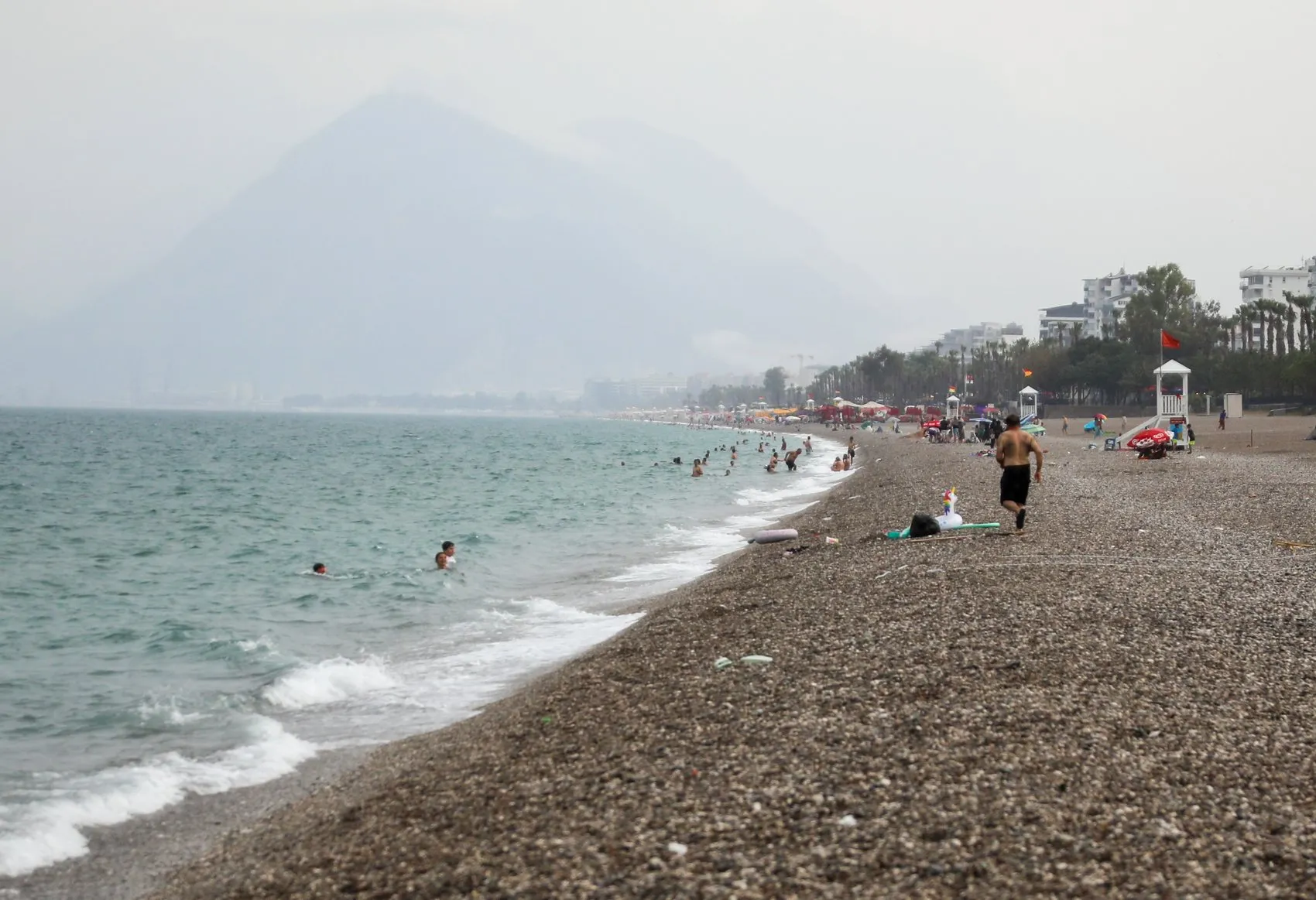 Antalya sıcağında yağmura yakalananlar sahili terk etmedi