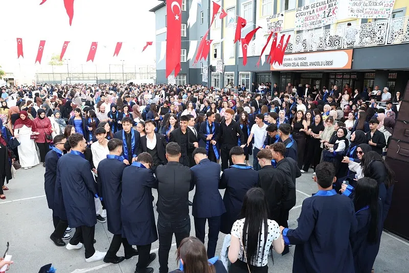 Sultangazi’de 517 lise öğrencisi için mezuniyet töreni düzenlendi