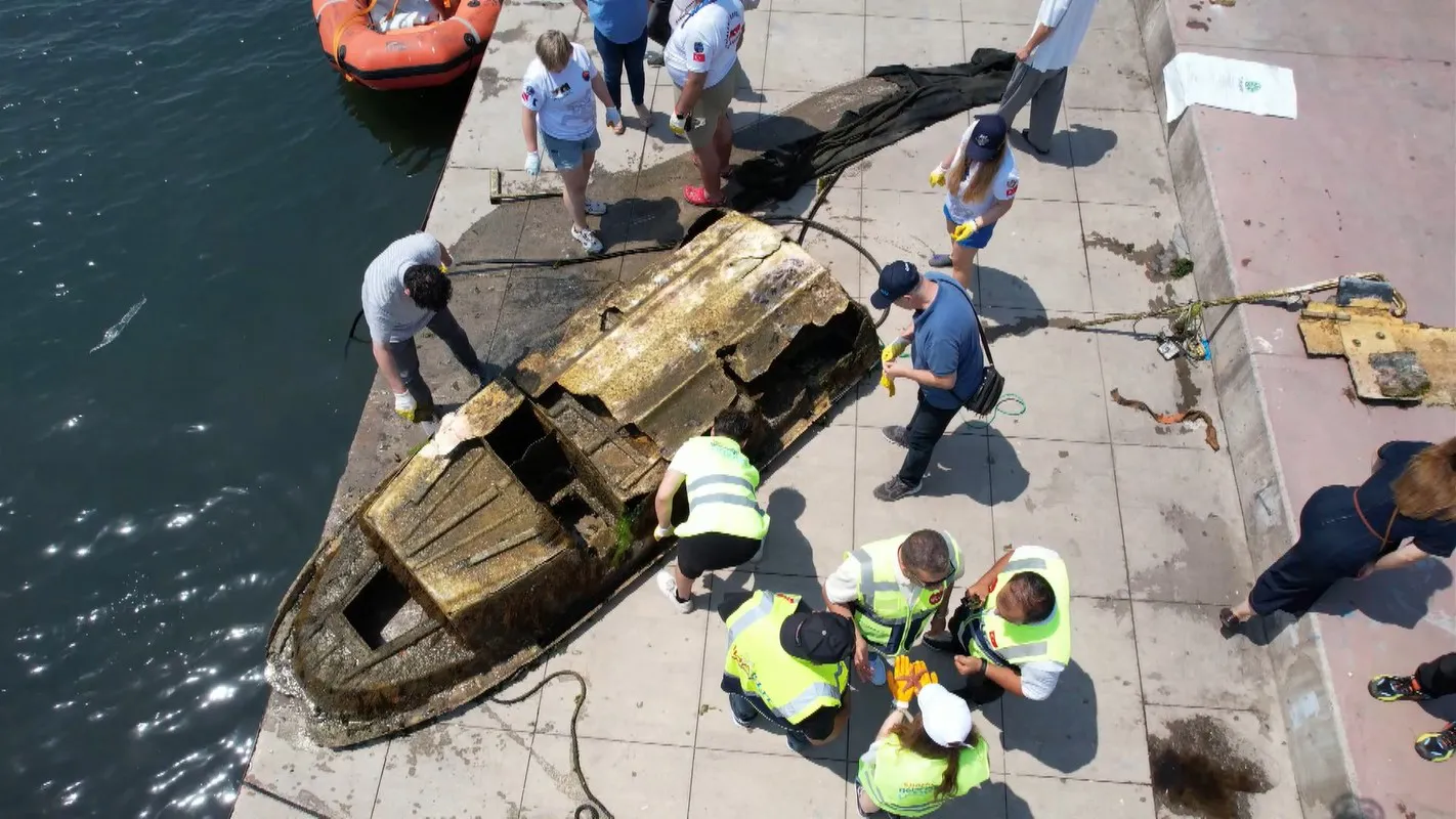 Tuzla açıklarında deniz dibindeki dev enkaz temizliği başladı