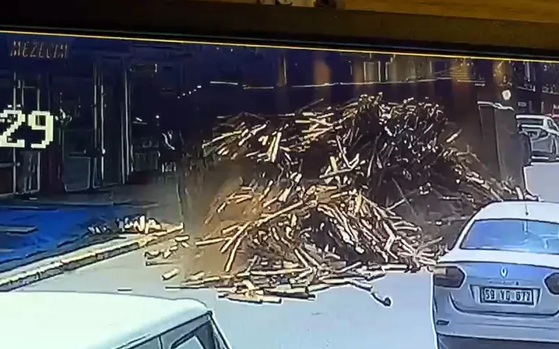 Avcılar'da odun yüklü kamyon devrilerek yolu trafiğe kapattı