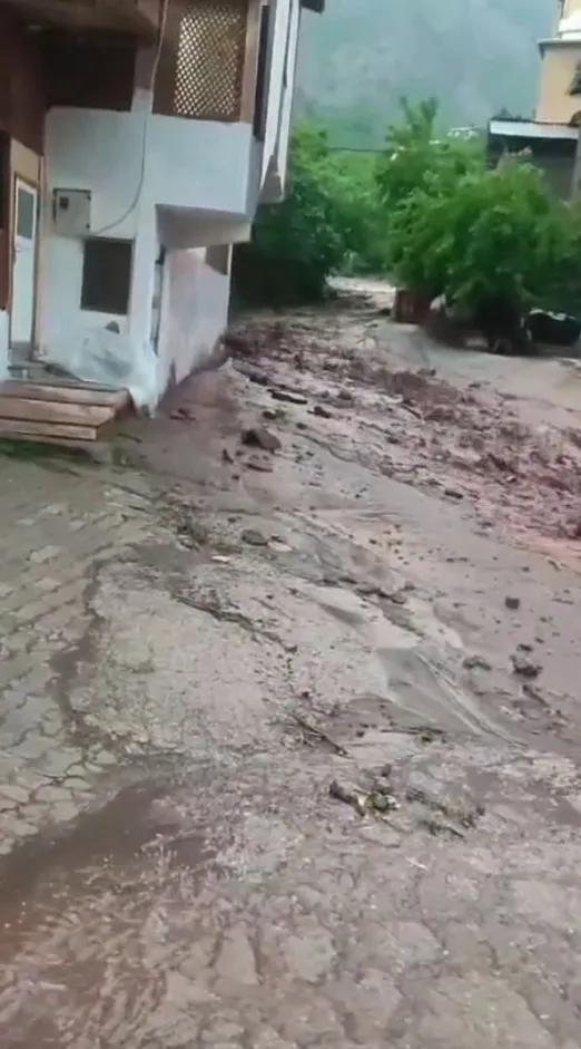 Artvin’de dere taştı sokaklar göle döndü