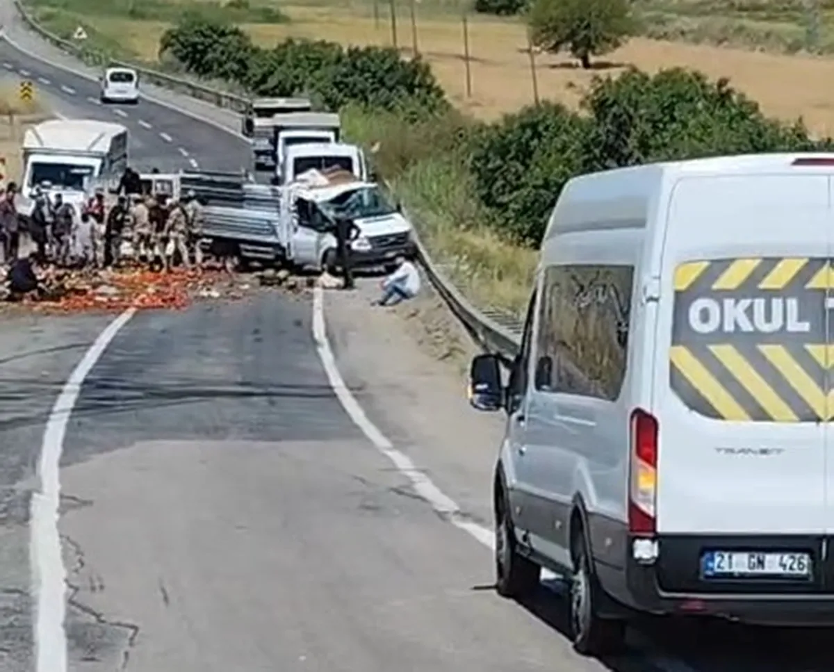 Silvan yolunda kamyonet kazası ürünleri yola döktü