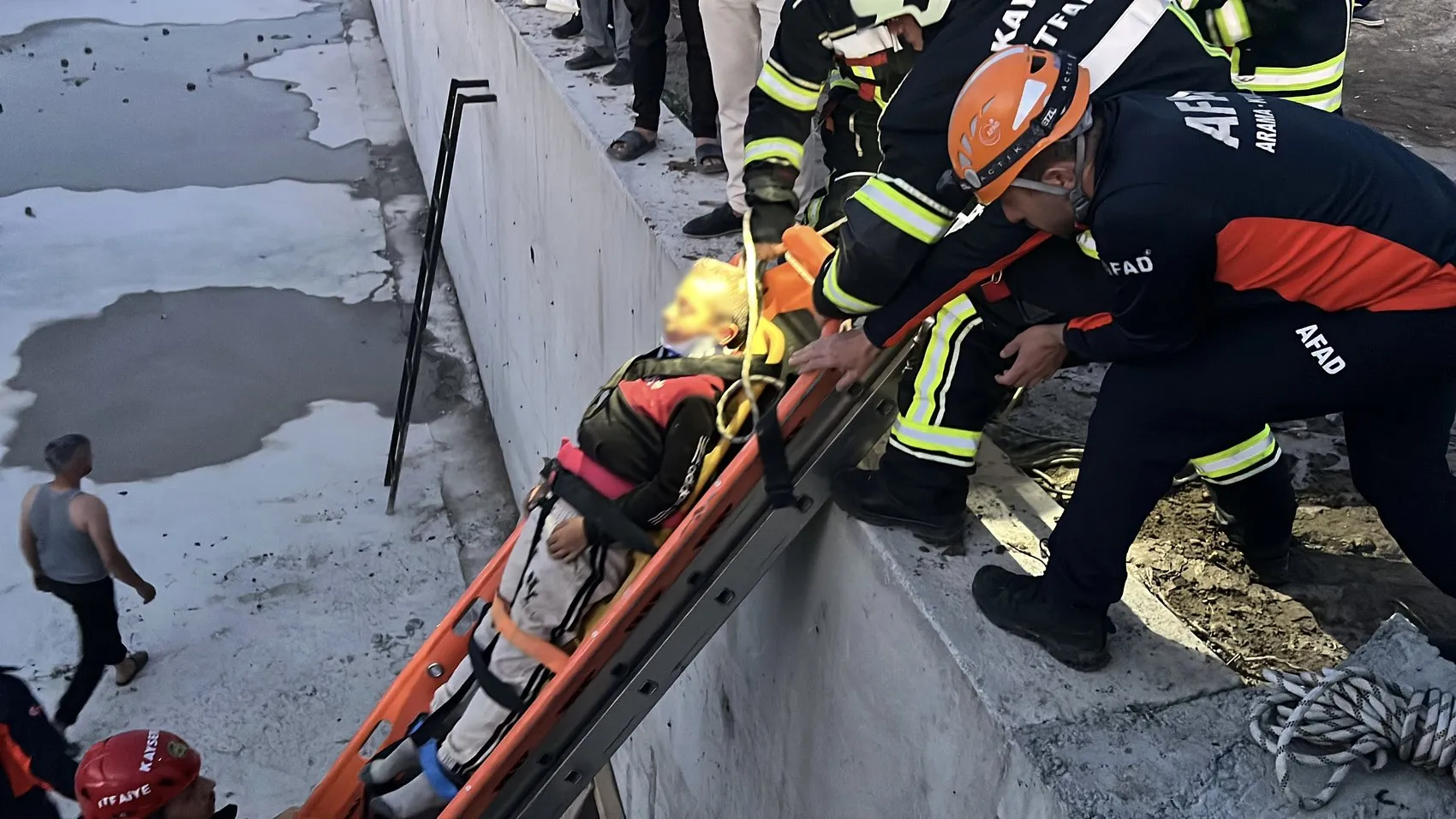 Kayseri'de bisiklet süren çocuk dört metrelik kanala uçtu
