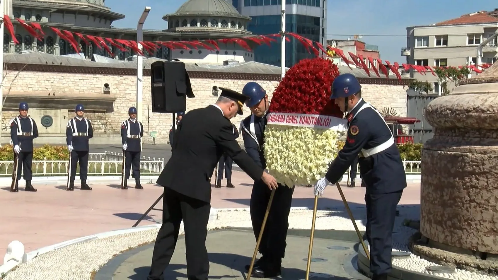 Jandarma teşkilatı Taksim Cumhuriyet Anıtı önünde yıl dönümünü kutladı