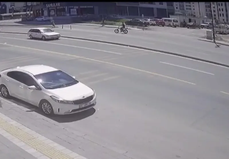Sivas'ta elektrikli bisiklet sürücüsü kamyonet çarpması sonucu ağır yaralandı