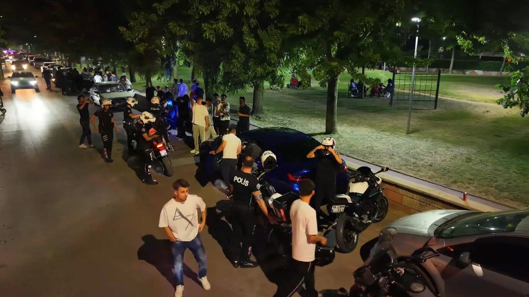 Bursa sokaklarında bin polisli geniş güvenlik taraması