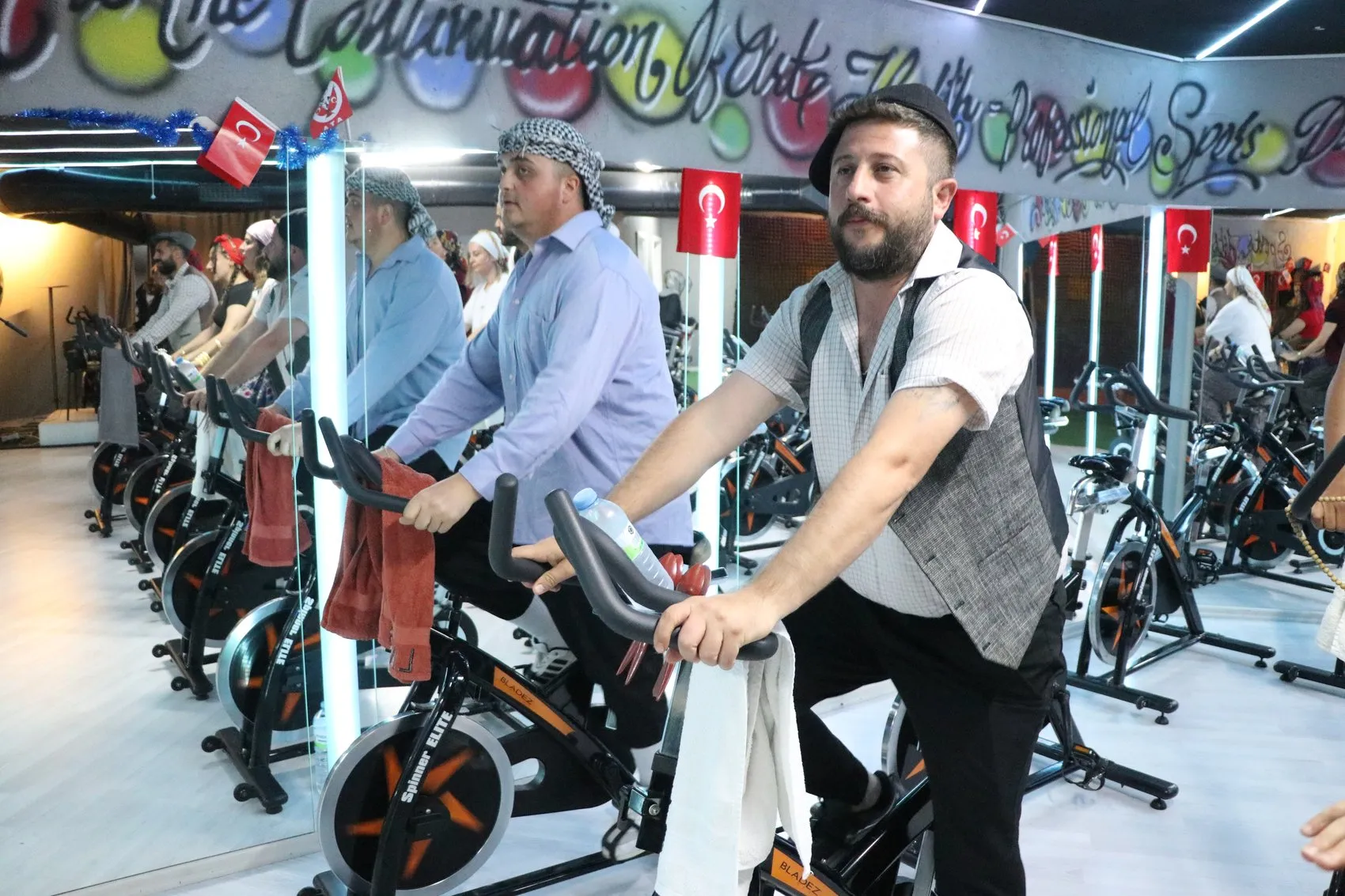 Kayserili kadınlar taytı bıraktı şalvarla pedal çeviriyor