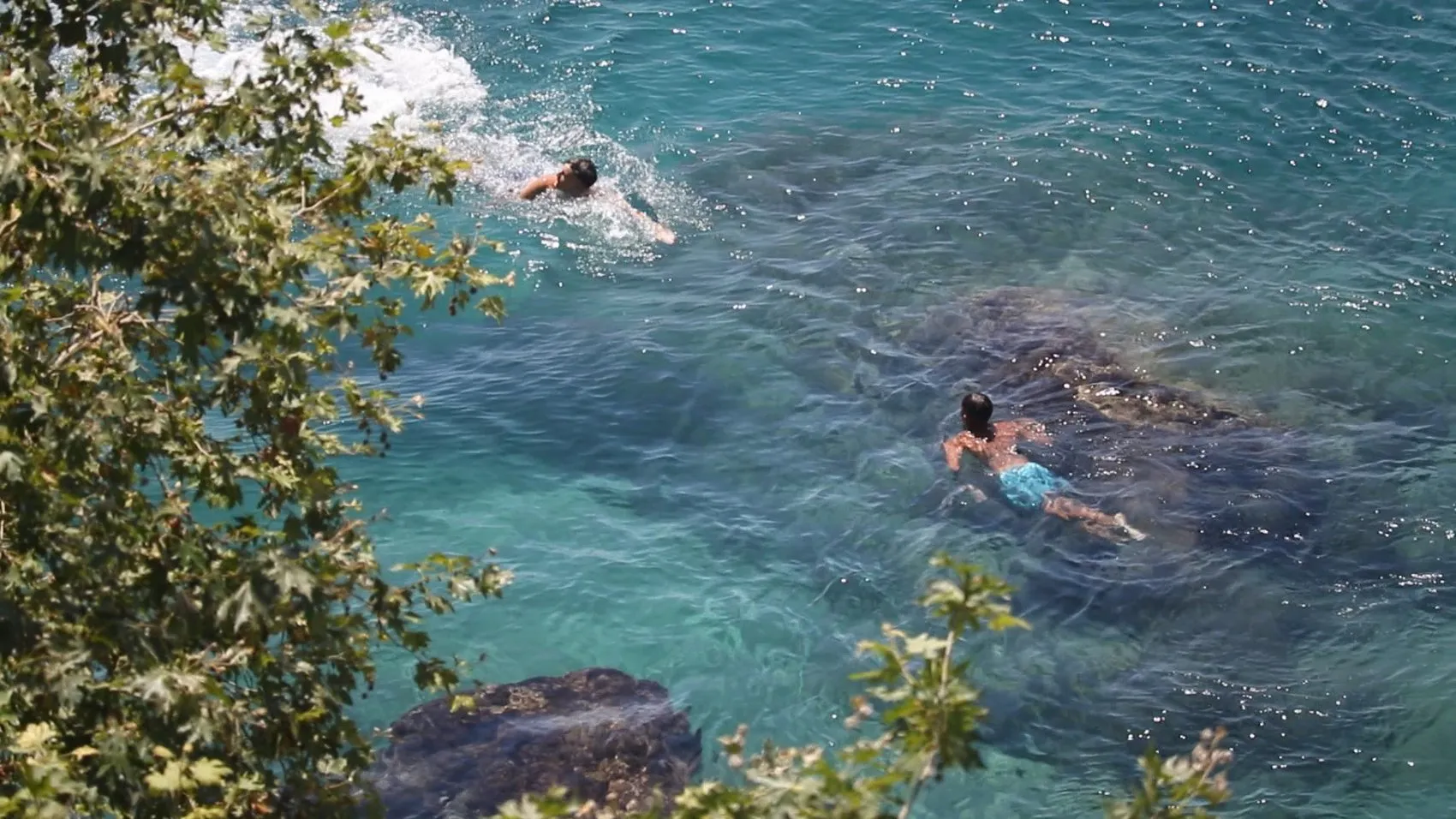 Antalya’da 40 metrelik falezlerden tehlikeli atlayış