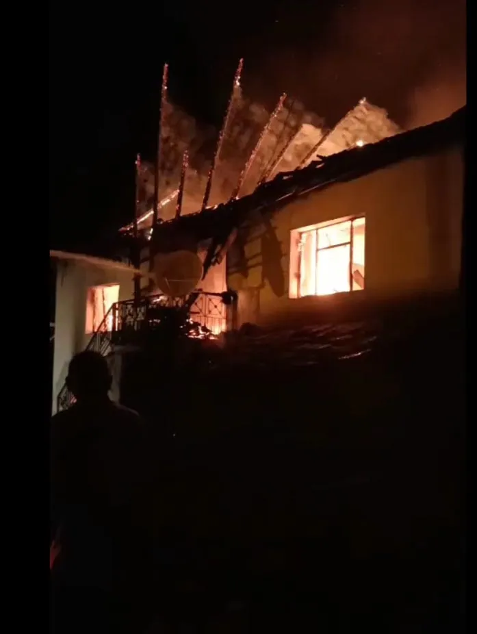 Kütahya'da gece çıkan yangın bir aileyi evsiz bıraktı